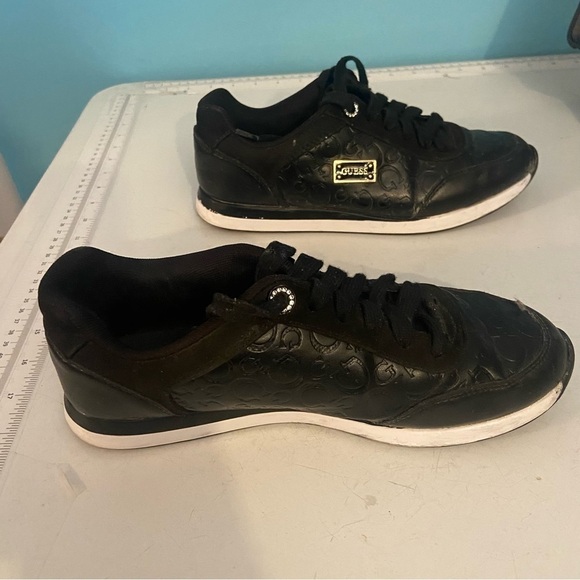 Guess  women’s black runners‎ in size 7.5 - Picture 6 of 12